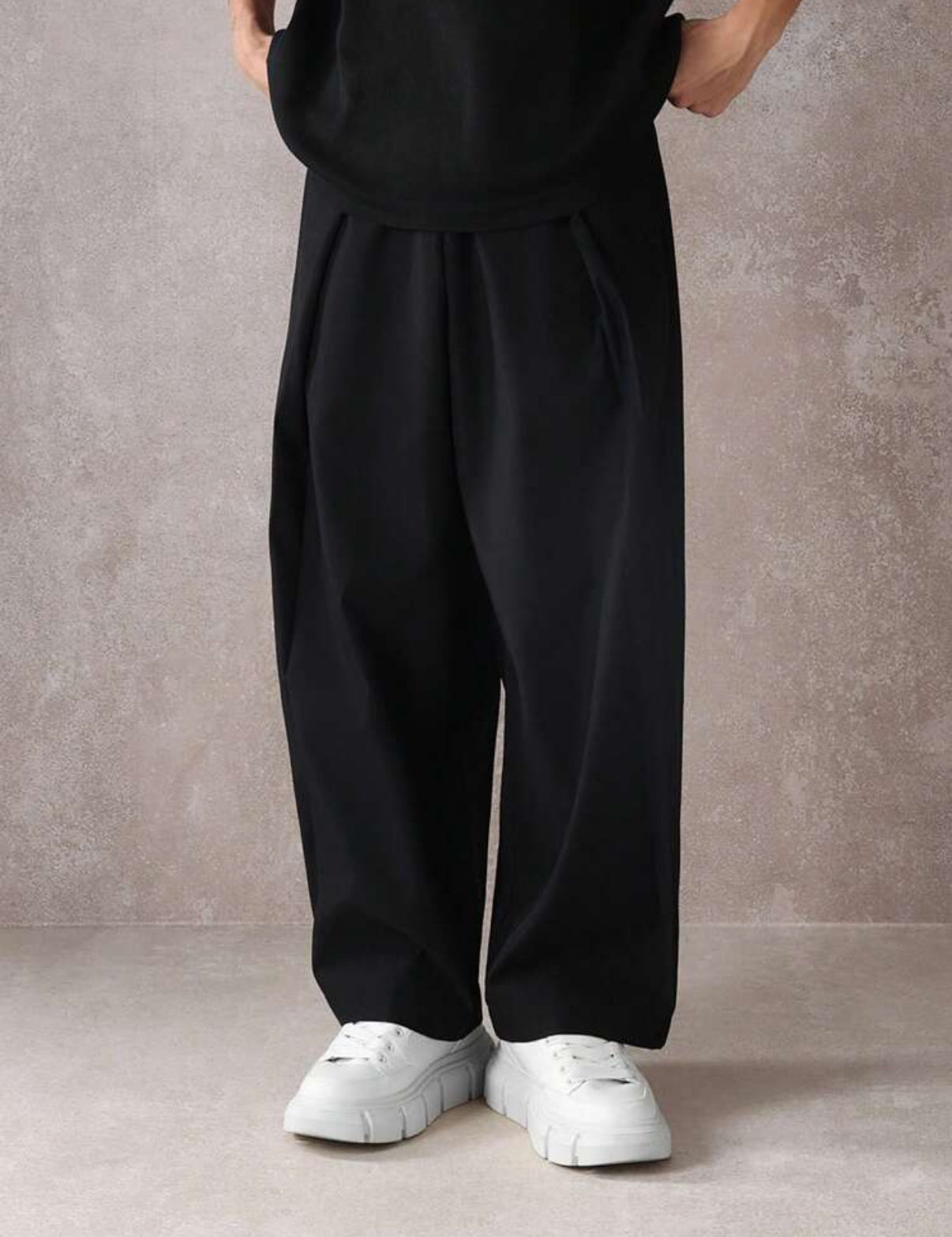 Barrel Fit Pants in Black