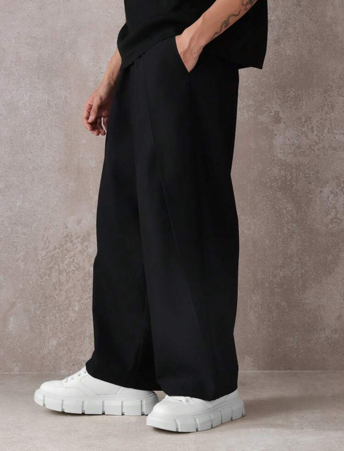 Barrel Fit Pants in Black