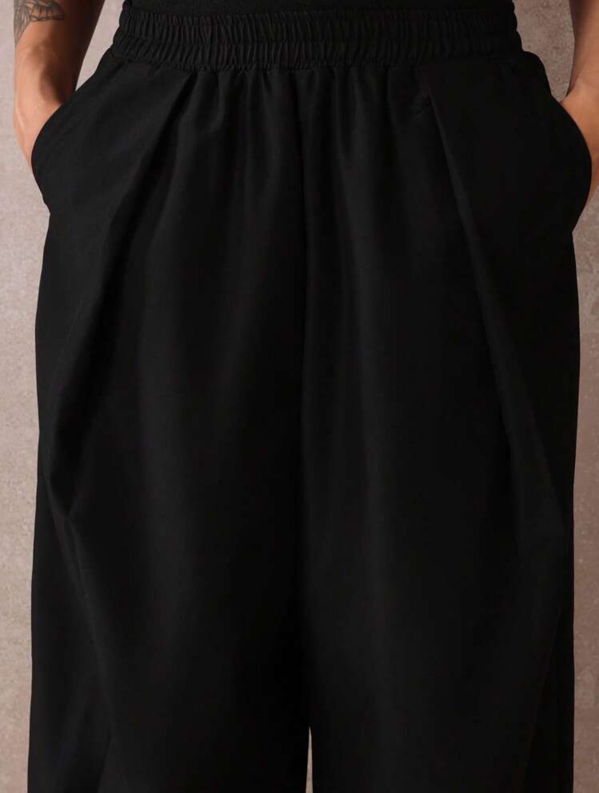 Barrel Fit Pants in Black