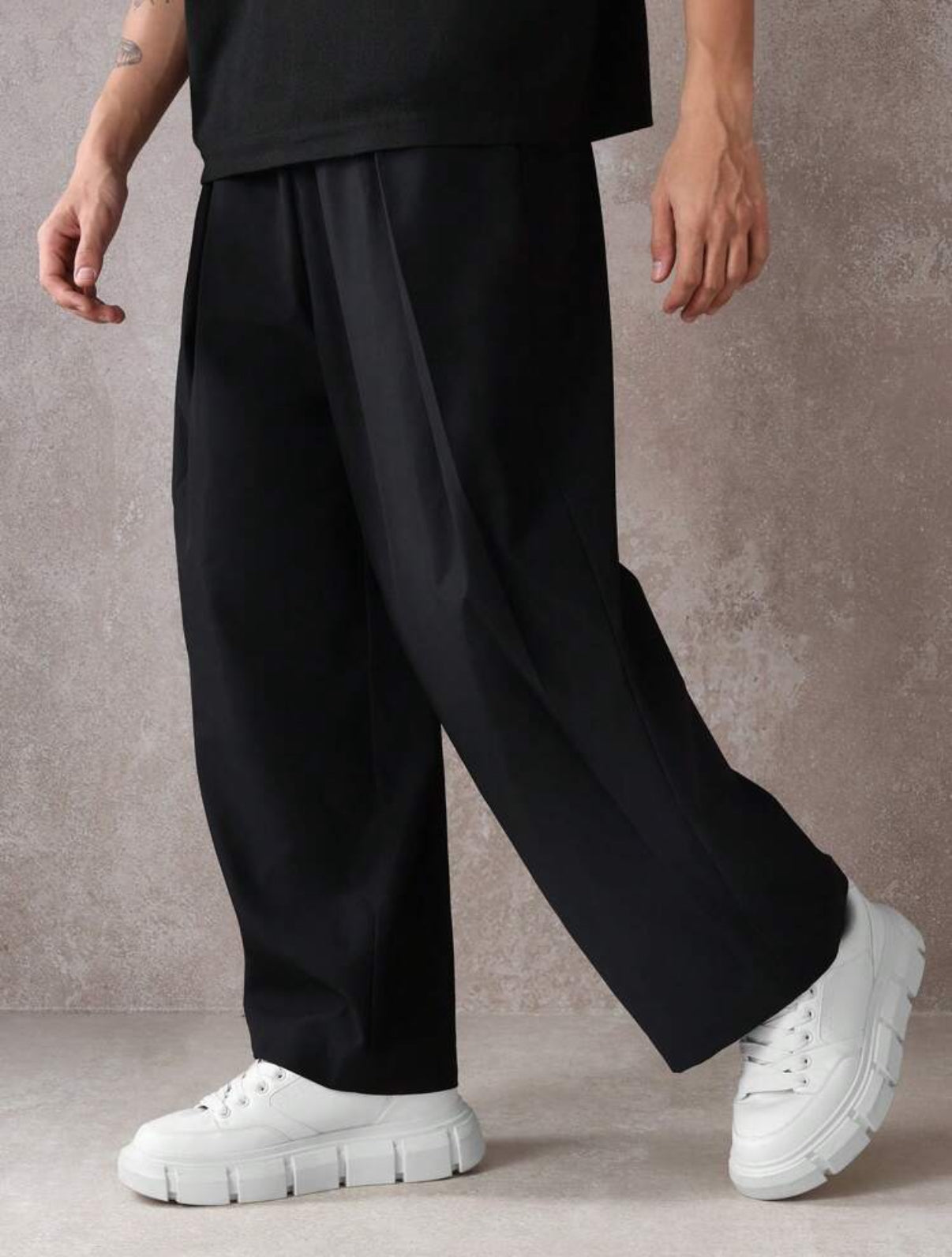 Barrel Fit Pants in Black