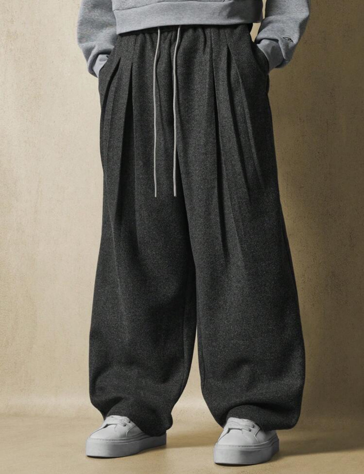 Heavy Pleated Pants with Drawstrings in Black